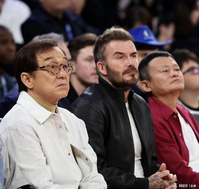 全员赴泰团建!太原一房产团队连发动态报平安,手腕蓝印引全网热议