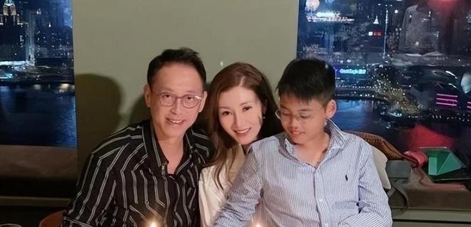 原来他是赖亚文儿子,名字饱含深意,与母亲关系生疏,现已上大学
