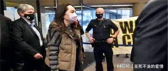 炮轰曼联后遭罚款！28岁铁卫正式致歉+想自由身离队 球队取消聚餐