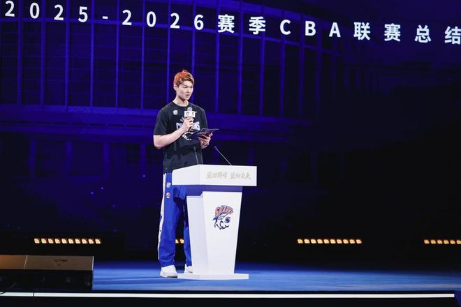 父亲是知名主持毕福剑,移民加拿大接受西方教育,却变成了不男不女的模样,毕福剑丢掉的不只是事业,还有女儿的二十年