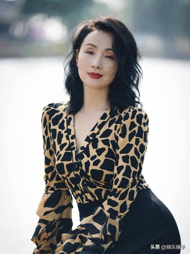 撒贝宁夫妻在拉萨度假!李白一头脏辫被围拍,又高又白比老公还壮