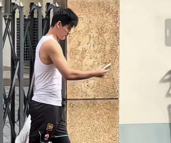 父亲是知名主持毕福剑,移民加拿大接受西方教育,却变成了不男不女的模样,毕福剑丢掉的不只是事业,还有女儿的二十年