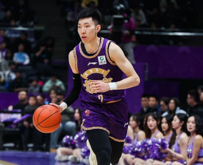 太离谱!41岁C罗巨大低迷:40分钟2次错失单刀 队友抱头不敢相信